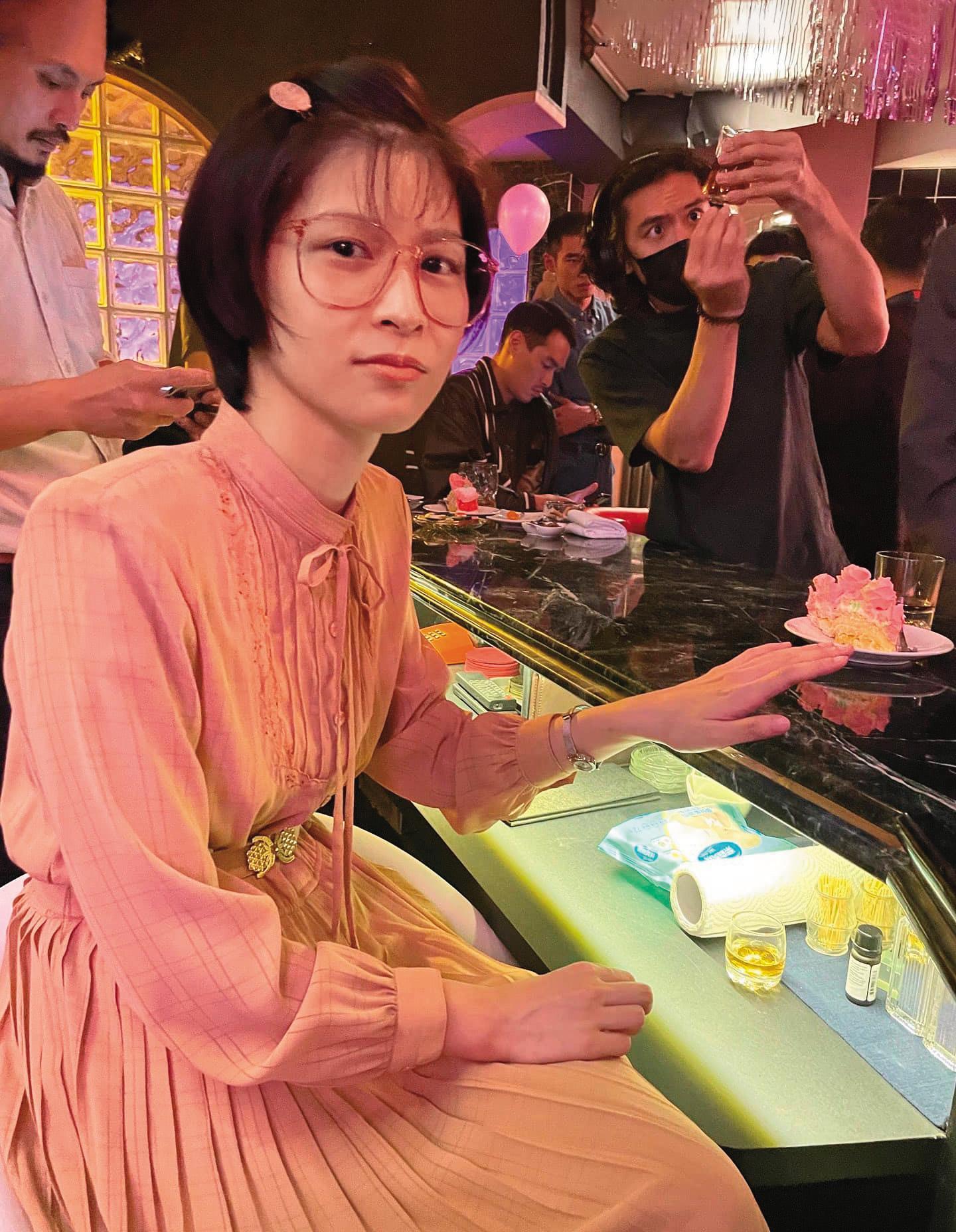 江宜蓉(前)在《華燈初上》演出女會計,一開始的造型很復古保守。(翻攝自江宜蓉臉書)