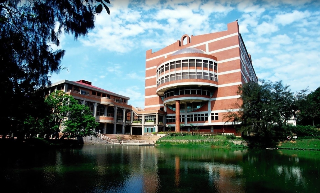 中華大學回應高虹安失言的聲明中，自稱全台「CP值第一」的大學，臉書遭到網友洗版。（翻攝自Google Map）