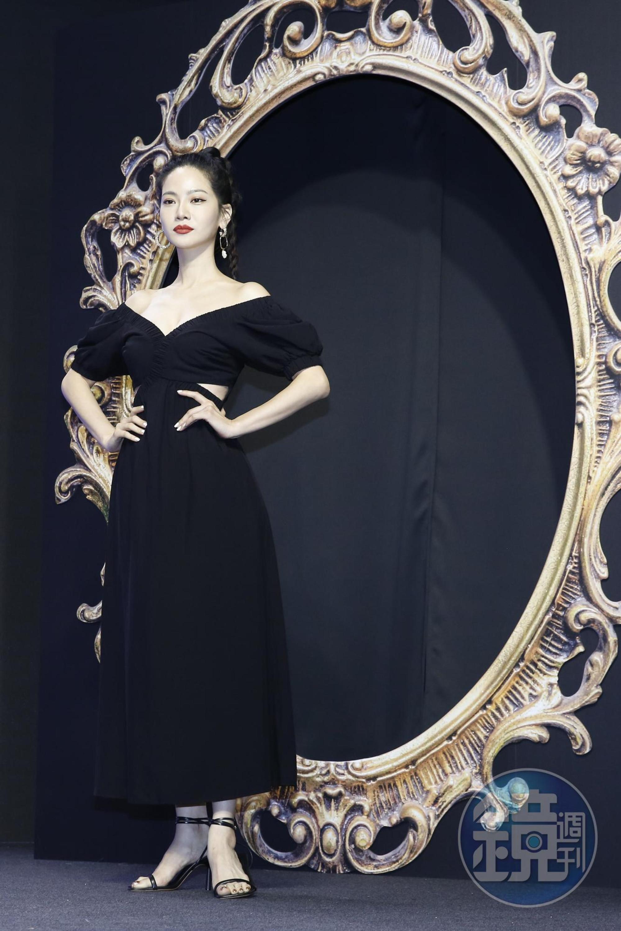 曾之喬扮成黑皇后,展現反差魅力。