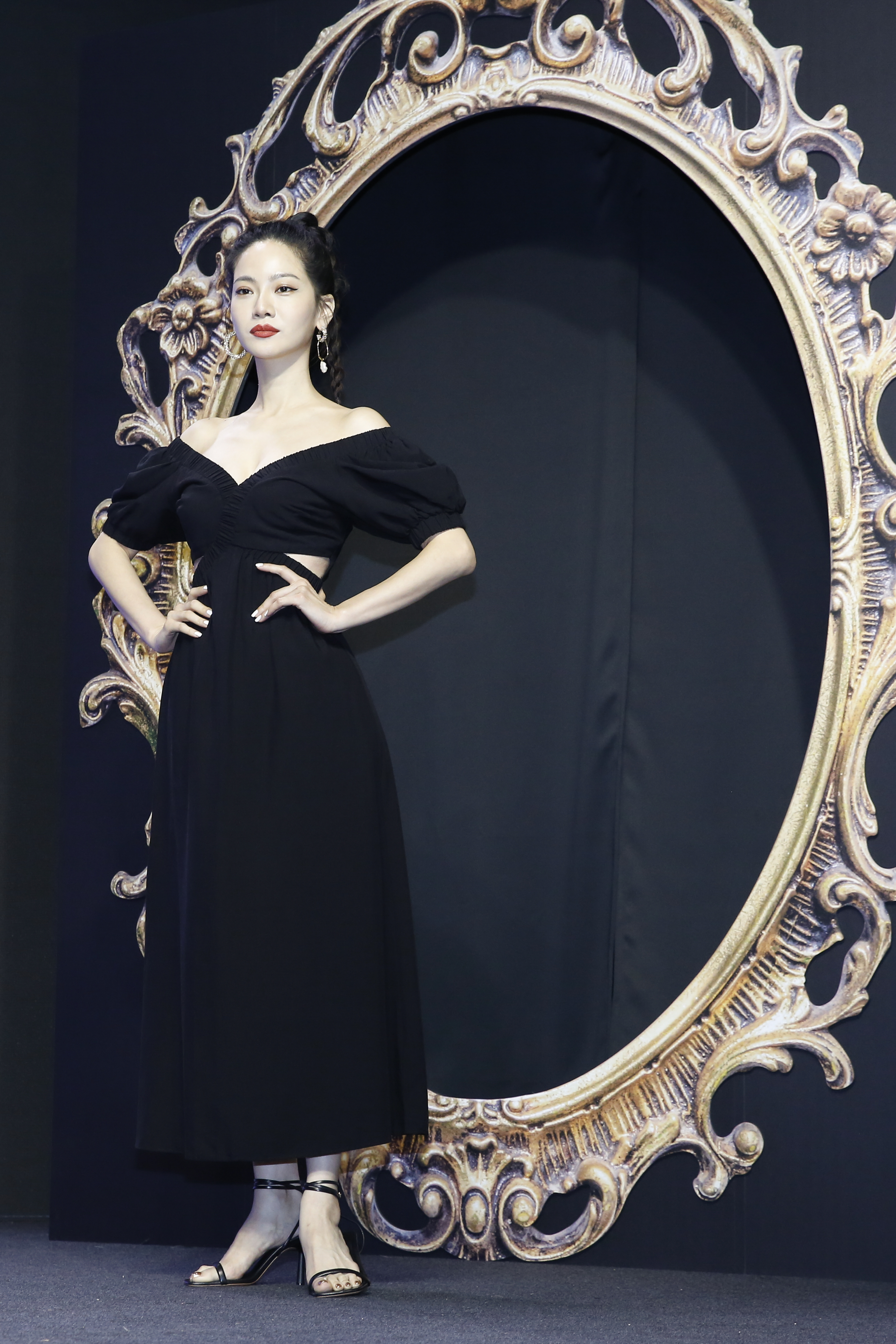 曾之喬扮成黑皇后,展現反差魅力。
