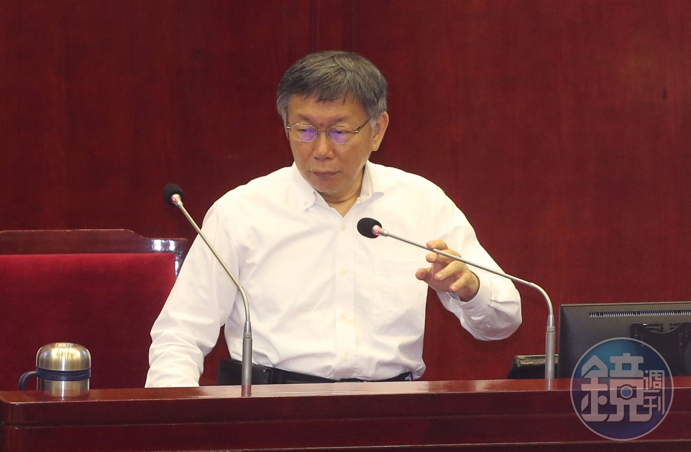 北市藍綠議員擋敬老金綁悠遊卡，柯文哲回嗆表示如果議員無法接受現代化生活，那就滾回石器時代吧！（本刊資料照）