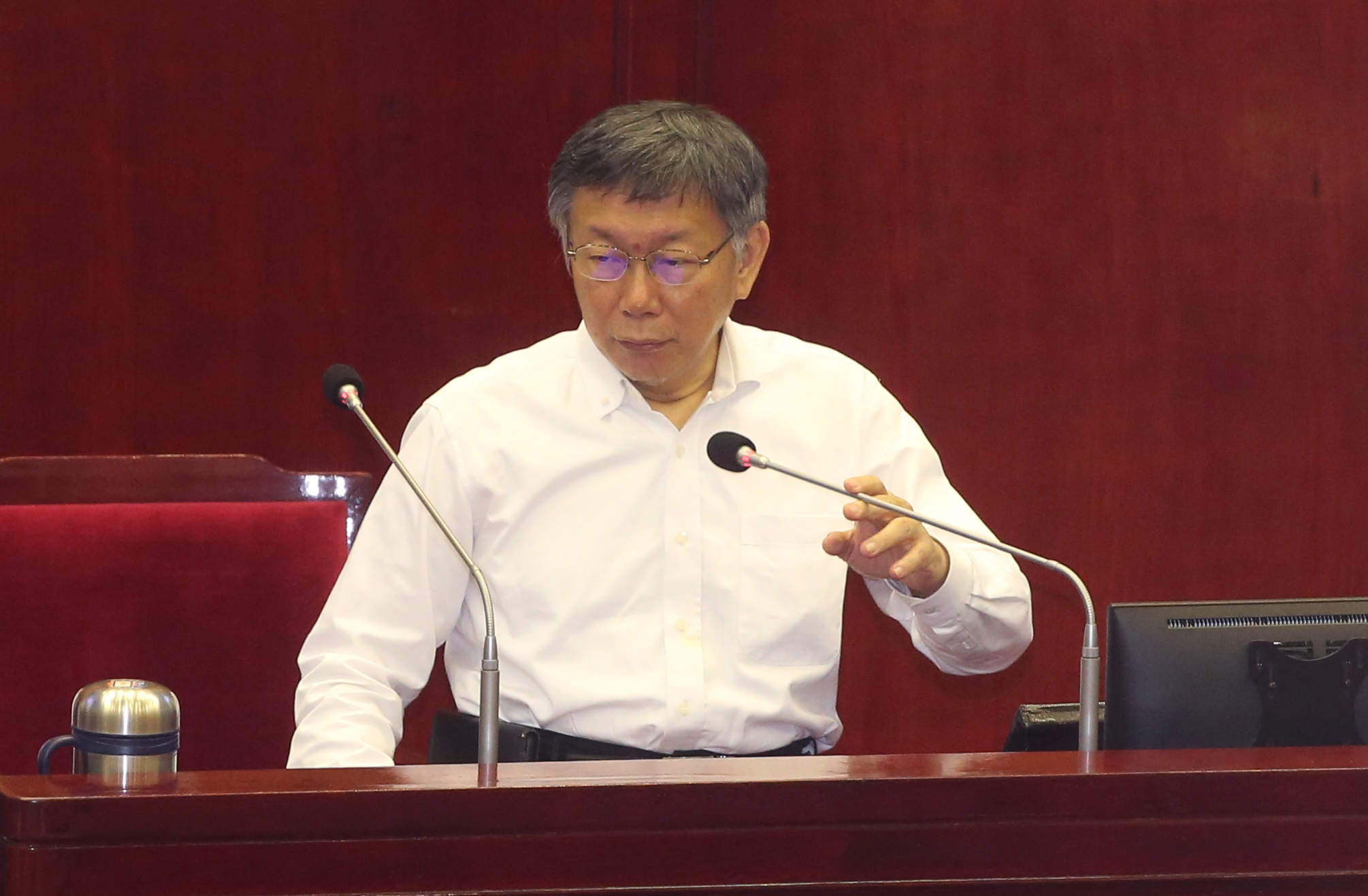 北市藍綠議員擋敬老金綁悠遊卡，柯文哲回嗆表示如果議員無法接受現代化生活，那就滾回石器時代吧！（本刊資料照）