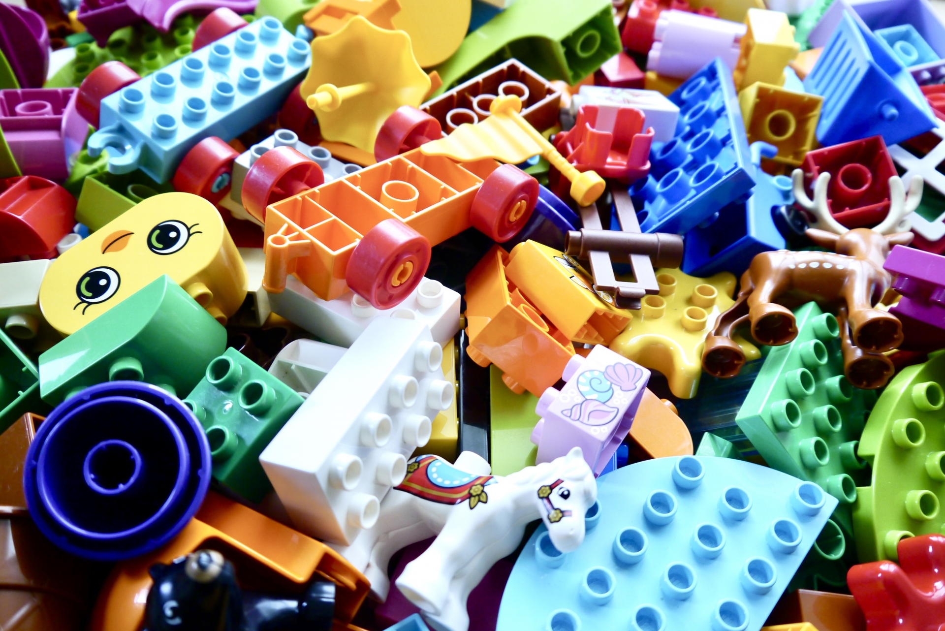 親戚送玩具給小孩,媽媽打開發現全是發霉壞掉玩具,甚至還有寶特瓶跟衛生紙團,讓她氣炸了。示意圖,非當事玩具。(PhotoAC)