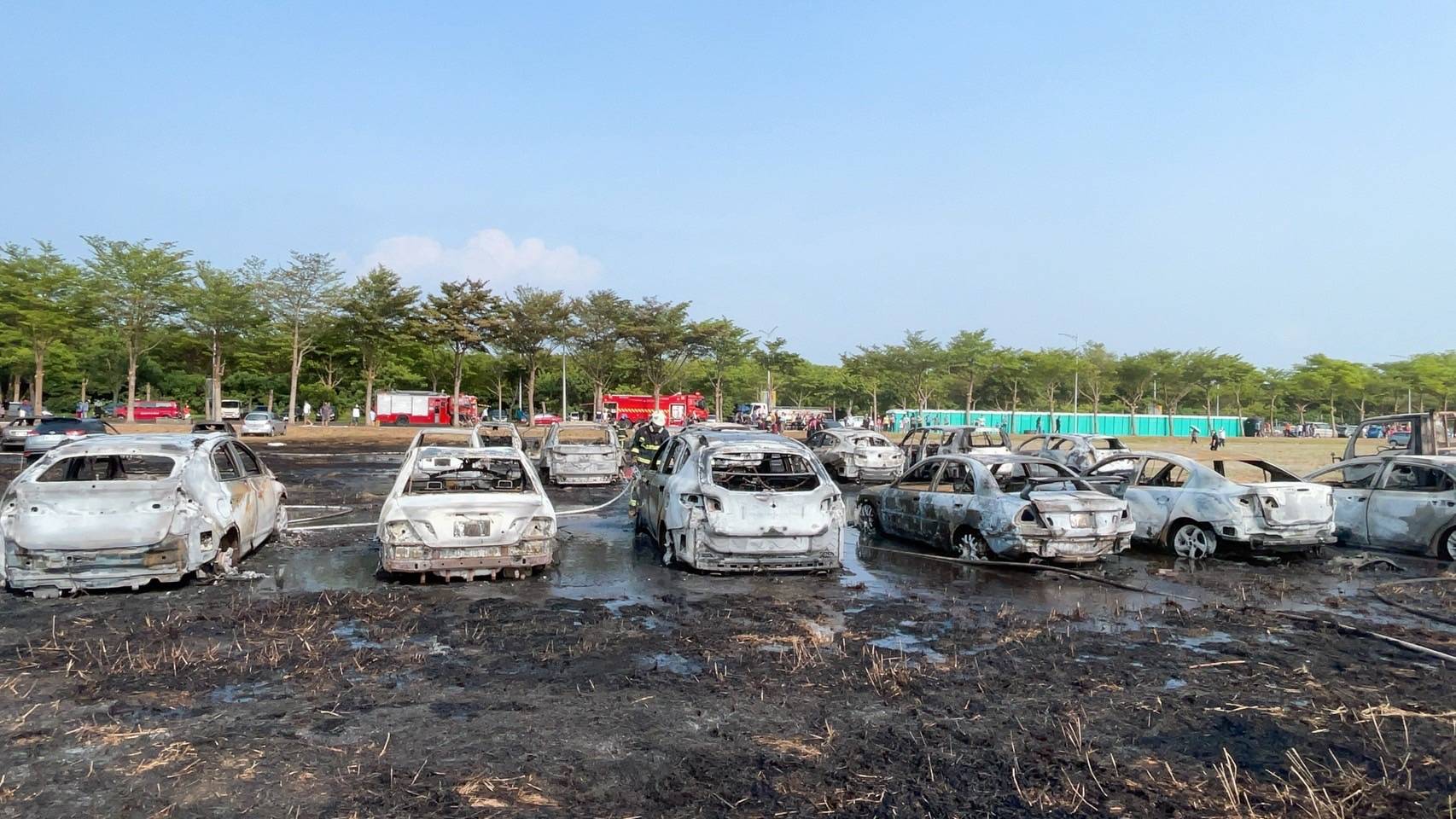 雲林農機展草皮停車場火警，疑似煙蒂或燒燙的排氣管點燃乾草皮。（讀者提供）