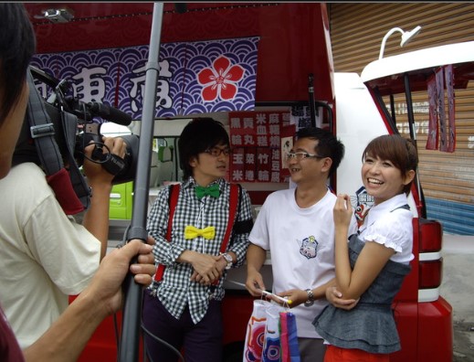 龔修賢的餐車品牌黑輪小巴關東煮曾吸引蝴蝶姊姊與唐從聖拍攝綜藝節目。(魔術小巴提供)