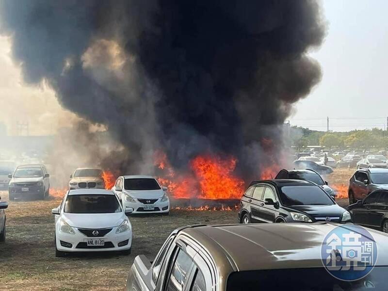 雲林縣政府農業處舉辦「國際農機展」停車場火燒車,毀了25部汽車,200萬金額不夠賠,此火警肇事責任在誰?引起地方熱議。(讀者提供)