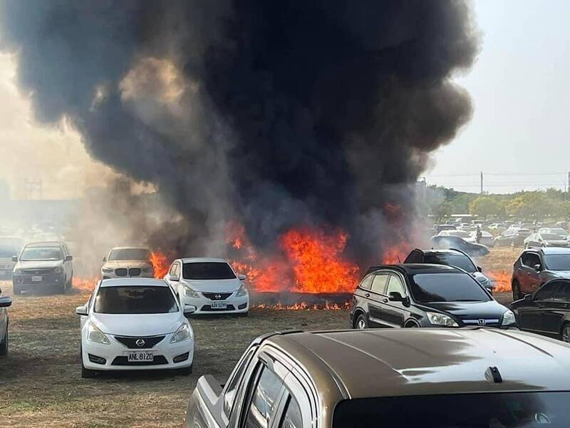 雲林縣政府農業處舉辦「國際農機展」停車場火燒車，毀了25部汽車，200萬金額不夠賠，此火警肇事責任在誰？引起地方熱議。（讀者提供）