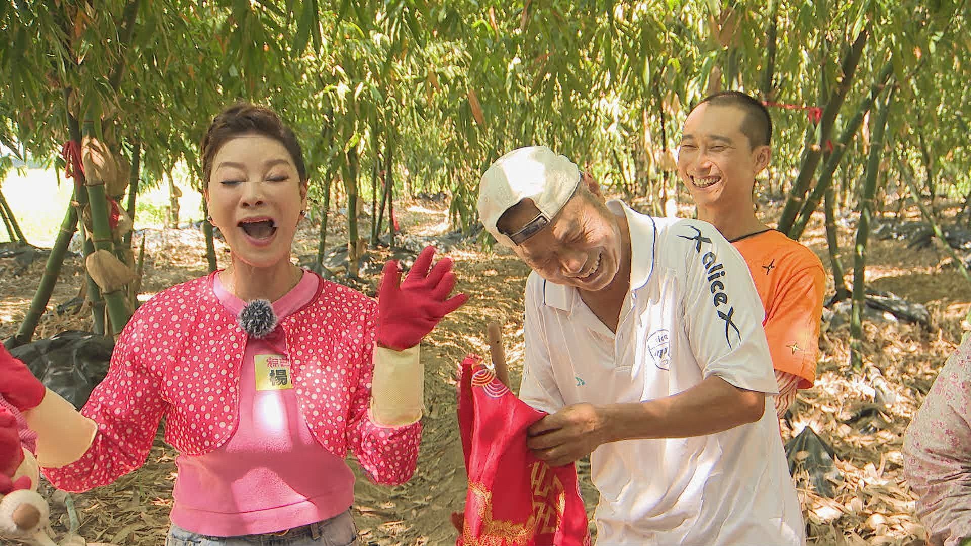 楊繡惠出外景錄影現場上演「找新郎」橋段。（民視提供）