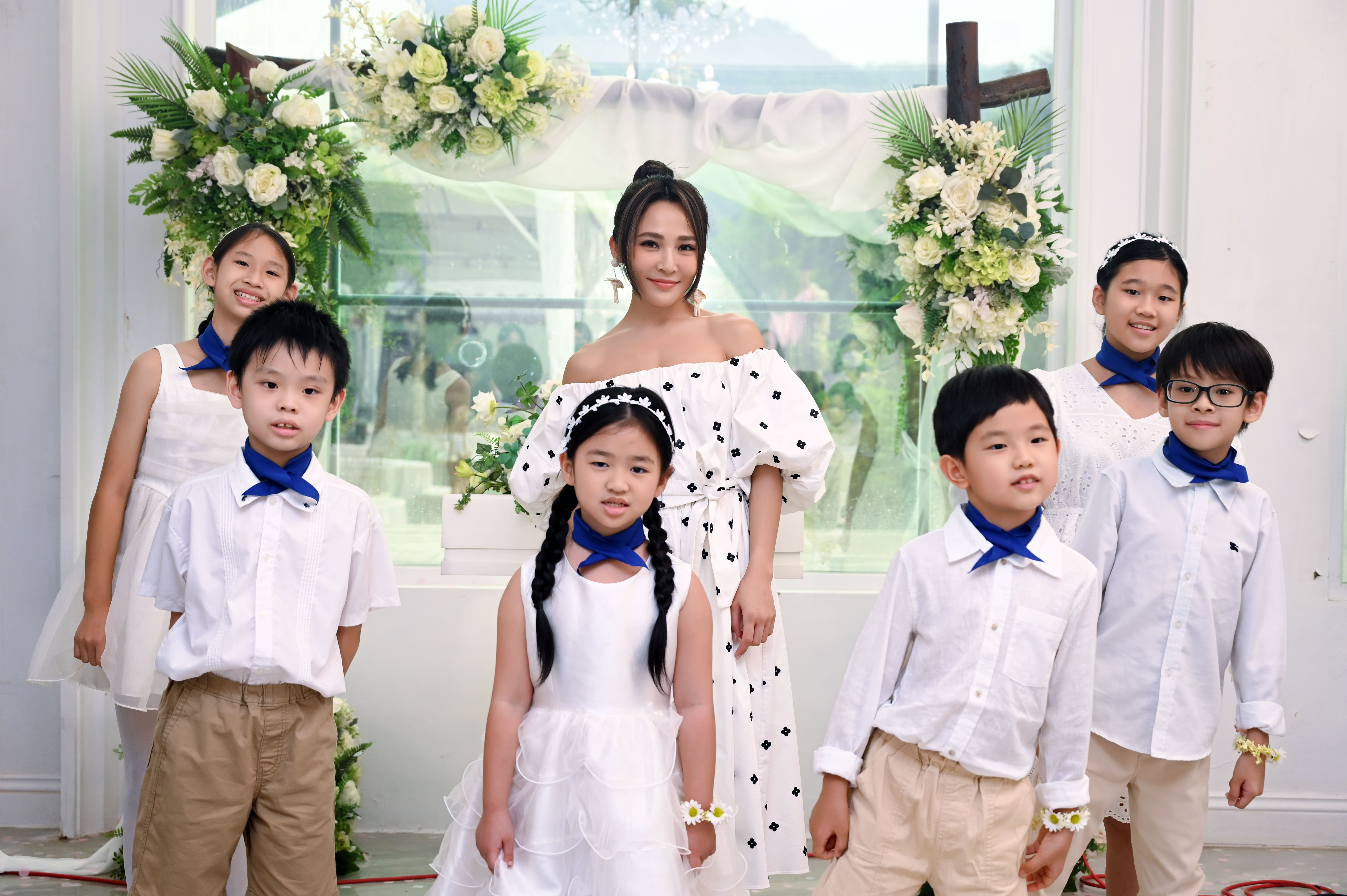 梁文音與眾花童一起演出MV。（環球音樂提供）