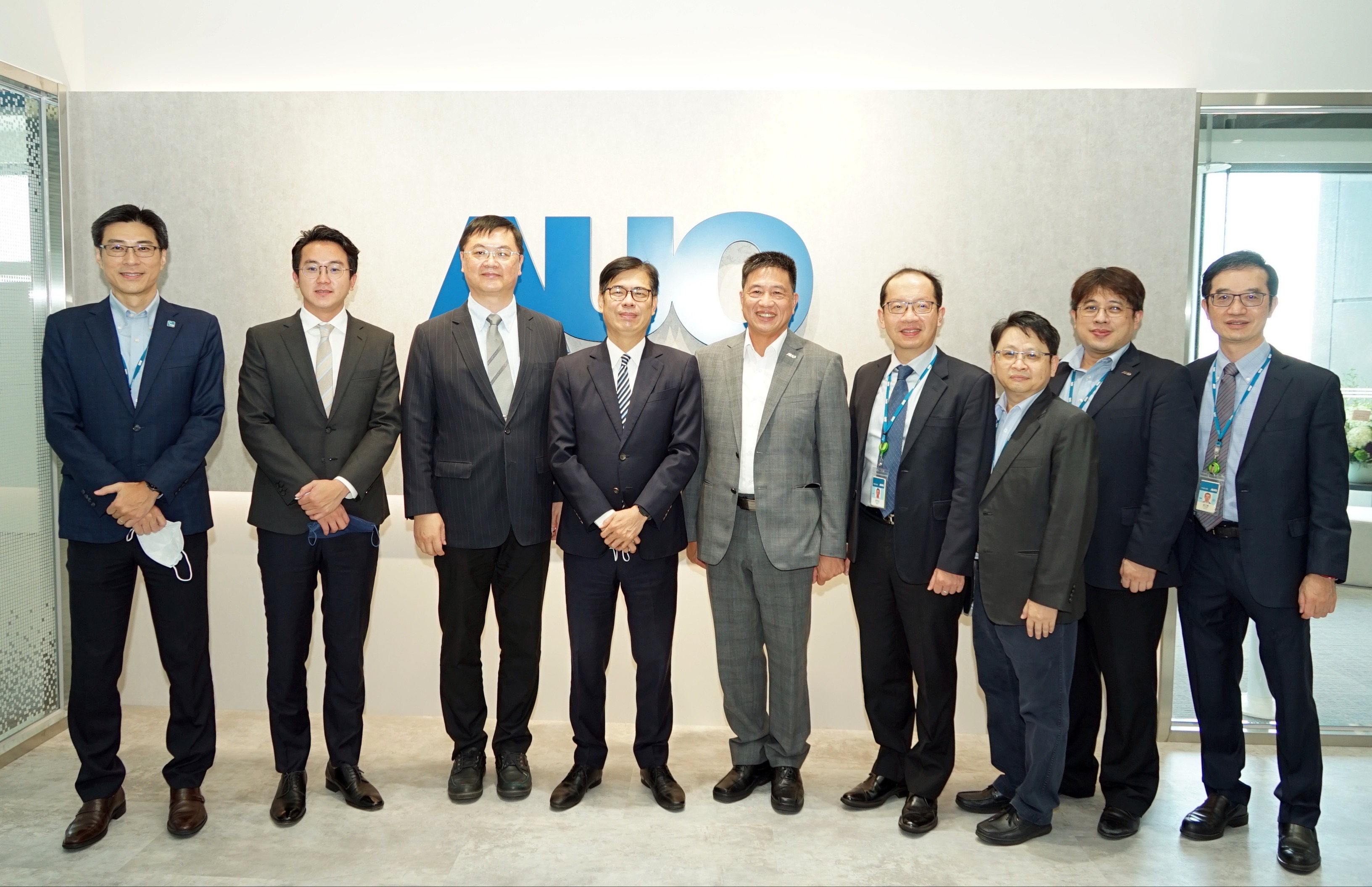 為穩定友達獲利，友達董事長彭双浪（右5）積極推動雙軸轉型策略。為此，公司特別前進高雄亞灣布署，攜手當地人才與廠商強化智慧場域的產業競爭力。（友達提供）