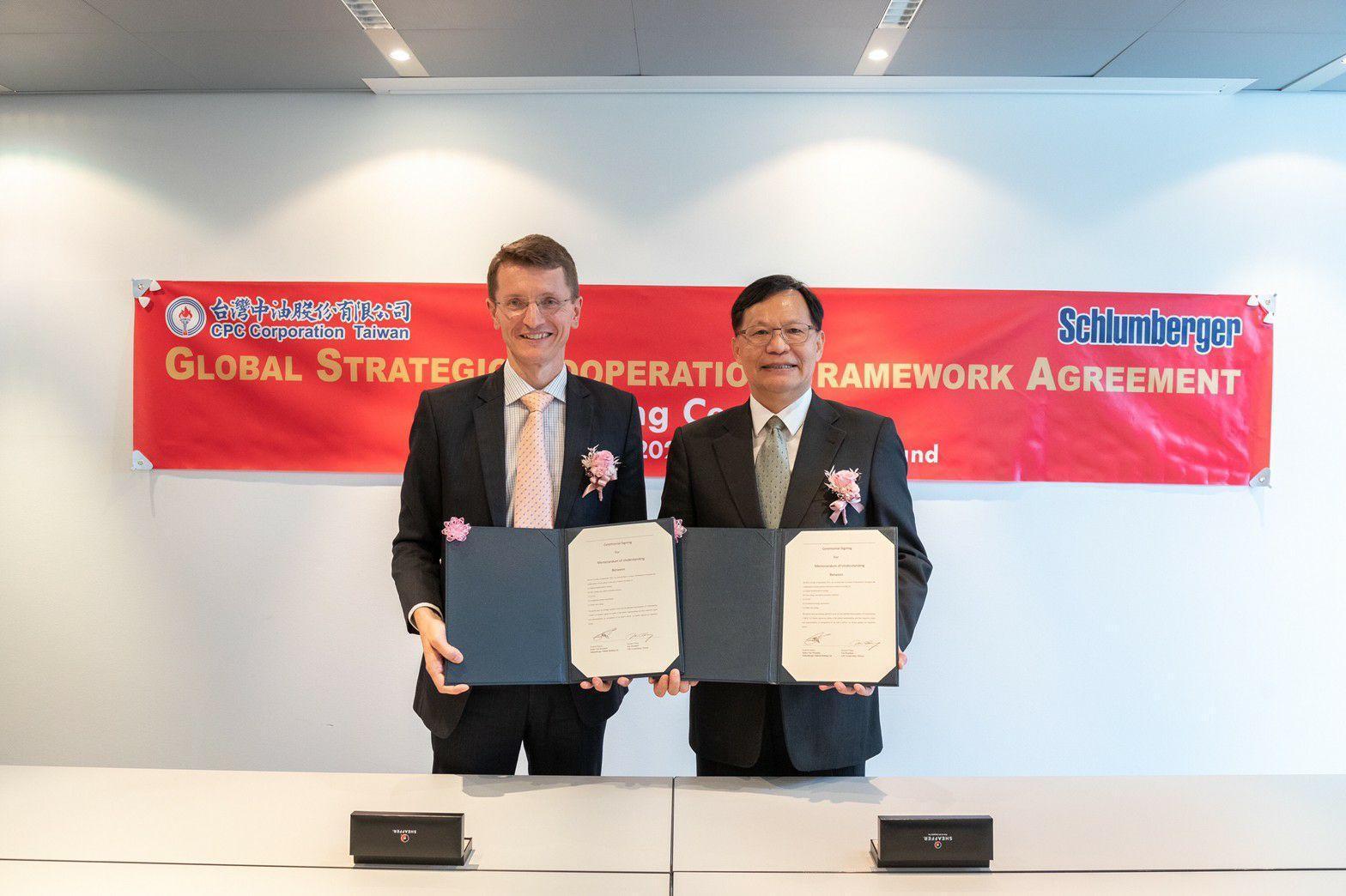 台灣中油副總經理張敏(右)和施蘭卜吉資深副總裁Frederik Majkut(左)代表雙方公司簽署全球戰略合作框架協議,就數位轉型、地熱能源等領域共同努力。(台灣中油提供)