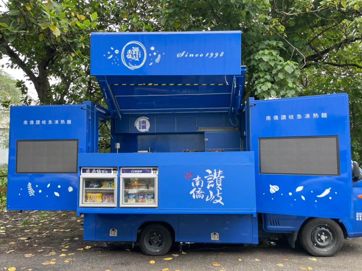 幫南僑集團打造最新韓風造型胖卡,可巡迴市集推銷商品,廣告效果佳。(魔術小巴提供)