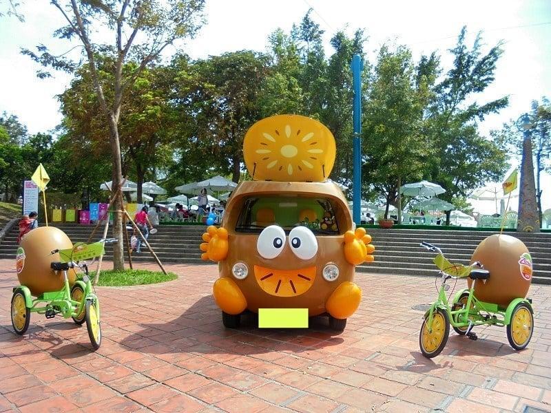 客製胖卡成為品牌宣傳利器，圖為替紐西蘭奇異果品牌打造的宣傳車。（魔術小巴提供）