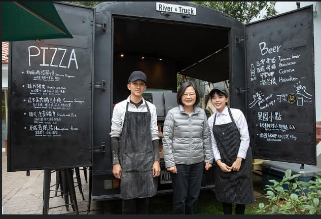 總統熱愛嘗鮮美食,曾邀知名手工Pizza餐車業者到官邸設宴,宴請孤兒院小朋友。(魔術小巴提供)