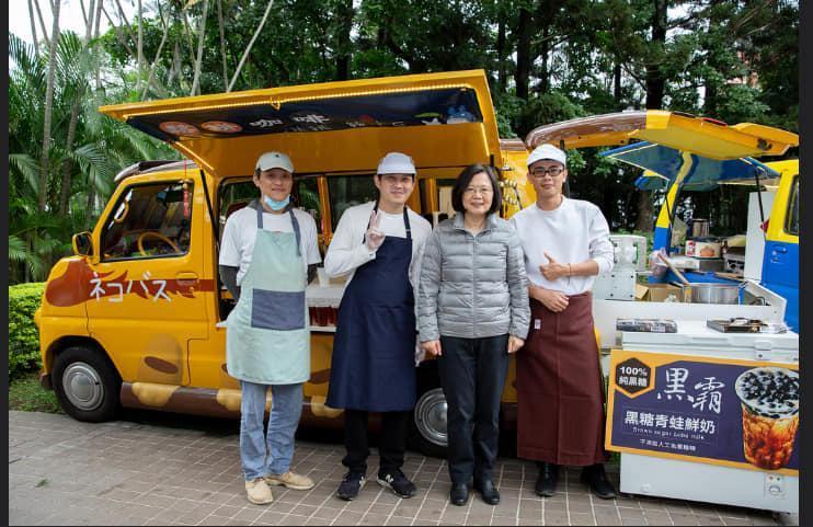 總統熱愛嘗鮮美食，曾邀手搖飲餐車業者到官邸設宴，宴請孤兒院小朋友。（魔術小巴提供）