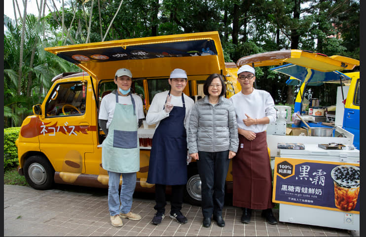 總統熱愛嘗鮮美食,曾邀手搖飲餐車業者到官邸設宴,宴請孤兒院小朋友。(魔術小巴提供)