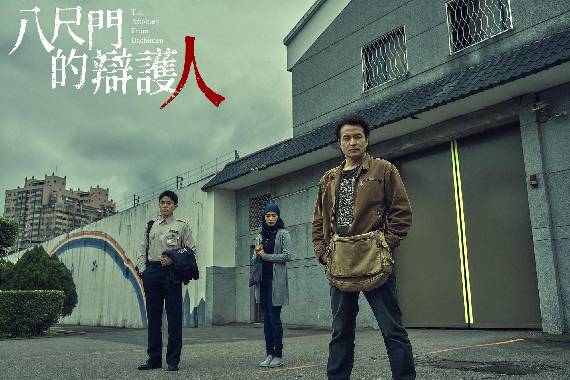 劇中公設辯護人佟寶駒因幫殺害表親的印尼移工辯護而與原鄉族人發生衝突，范逸臣（左起）、懷劭法努司、李銘順。（鏡文學提供）