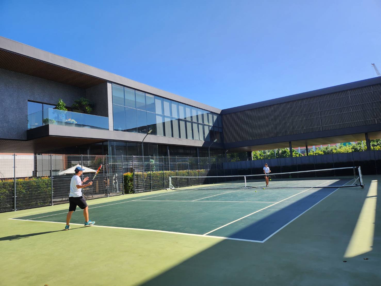 「家居璽玉」為了吸引豪宅客目光，在接待會館打造1:1的標準網球場，讓買家先行體驗未來社區球場品質。