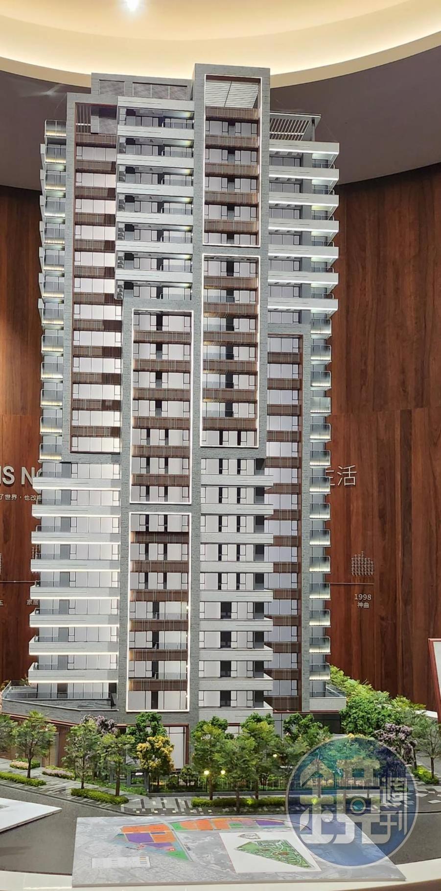「家居璽玉」外觀是由建築師李文勝設計,以Nature、Tree、Wood、Green放鬆元素為靈感,自然有機語彙搭配溫潤木色跳色格柵,鑲嵌綠蒙卡石材肌理,創造包被感的陽台,與綠景融合無間。