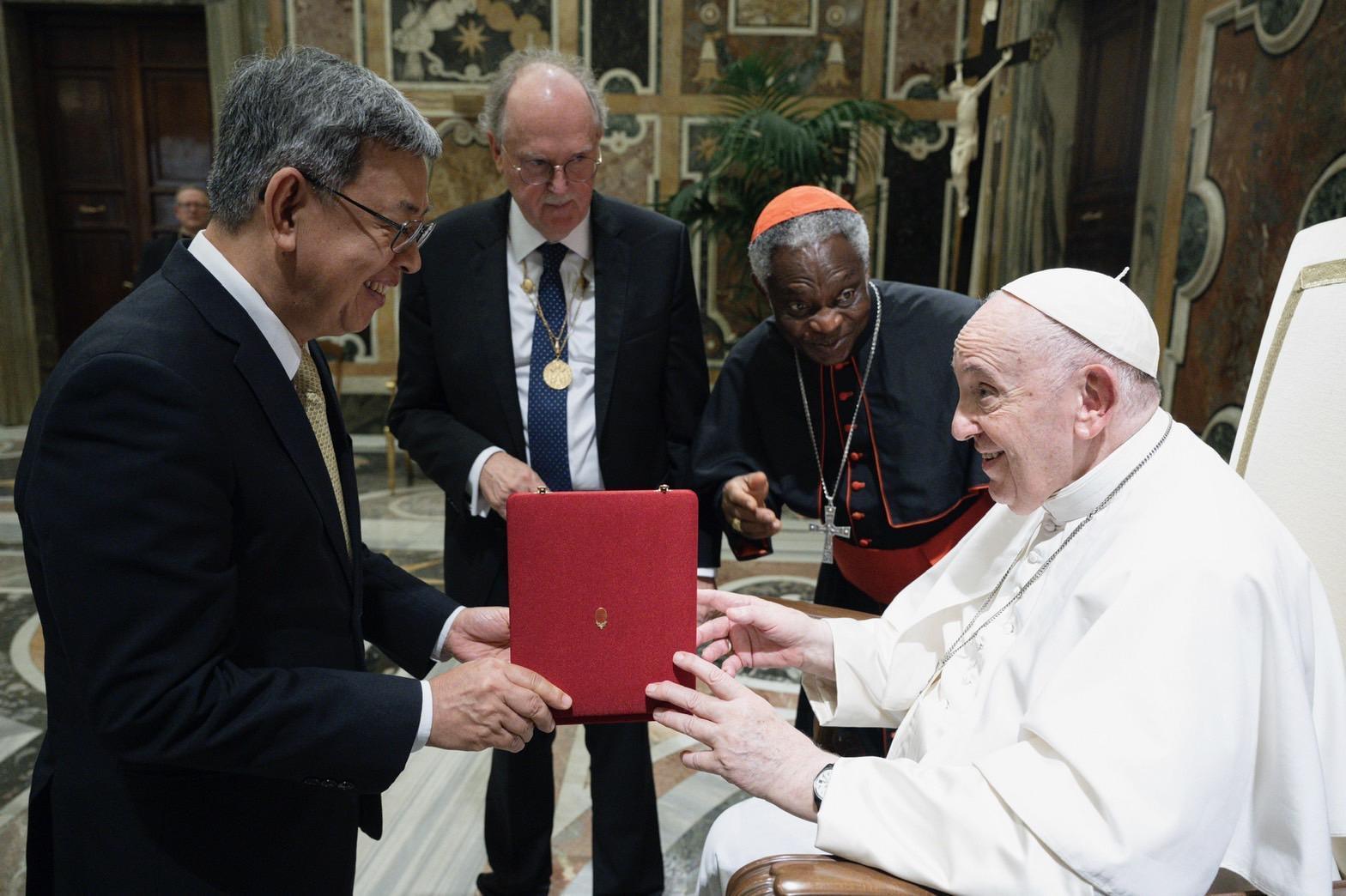 陳建仁(左)月初到梵諦岡見教宗方濟各(右)。(翻攝Taiwan in Holy See 駐教廷大使館臉書)