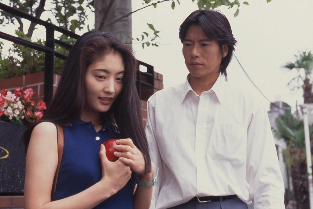由豐川悅司（右）與常盤貴子主演的日劇《跟我說愛我》當年在日本播出後寫下收視佳績。（翻攝自paravi）