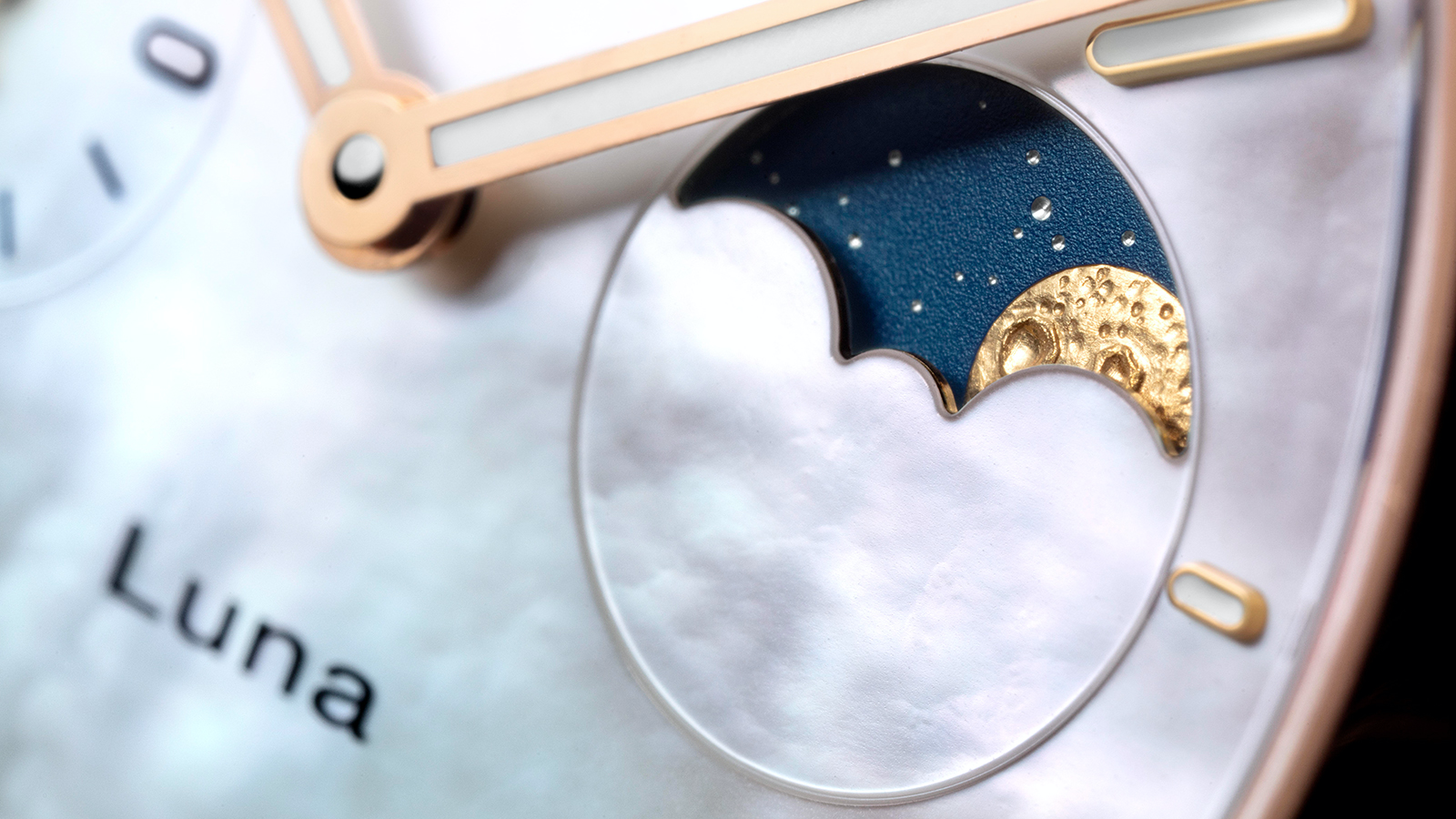 沛納海Luminor Due Luna，首次將月相盈虧功能獨立出來做為主打功能，六點鐘面盤位置的Luna字樣是義大利文的月亮之意，以24K金製作的月亮也非常擬真。