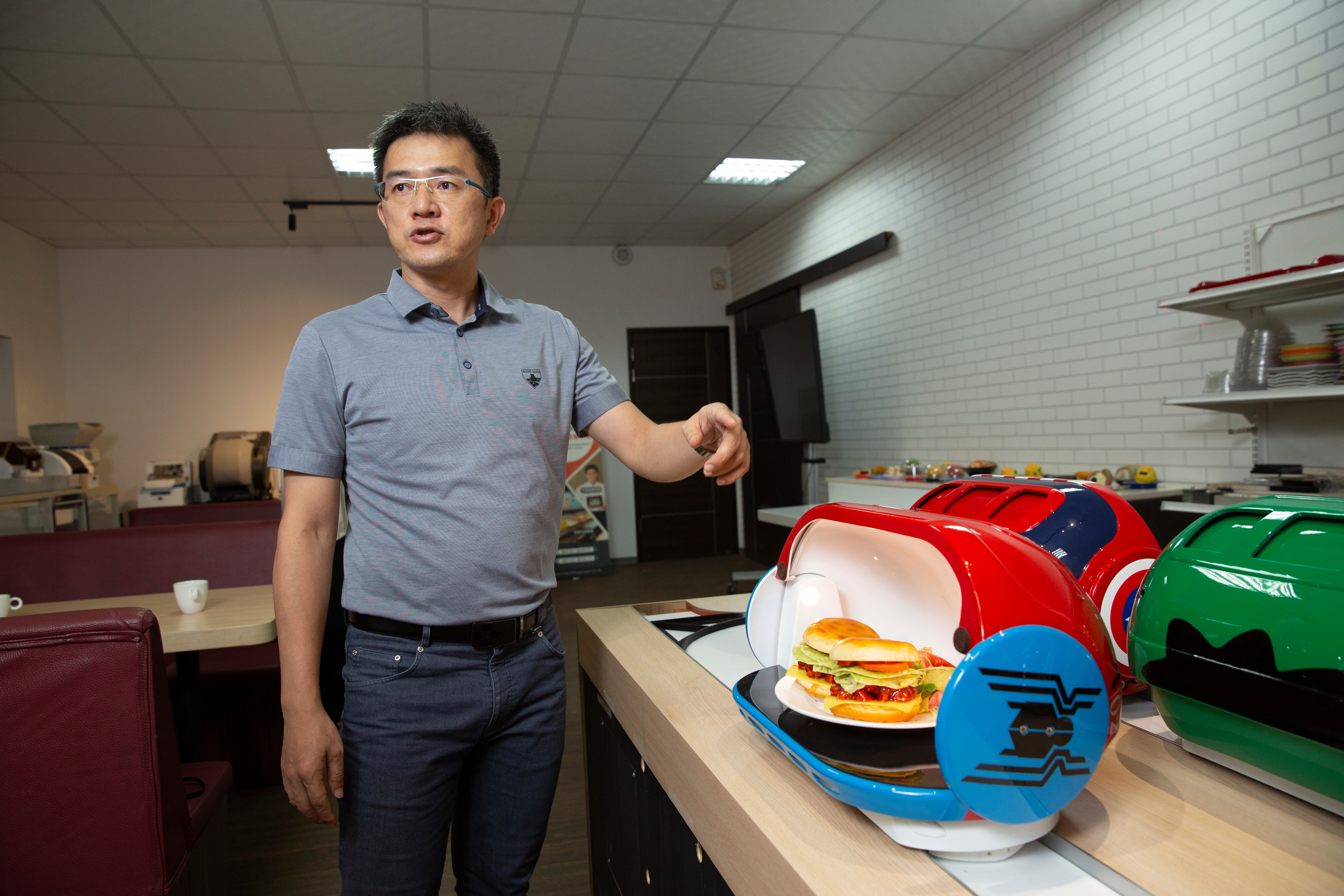 羅匡臣帶領鴻匠將自動化軌道送餐系統做到世界前三大，且功能都是獨一無二。