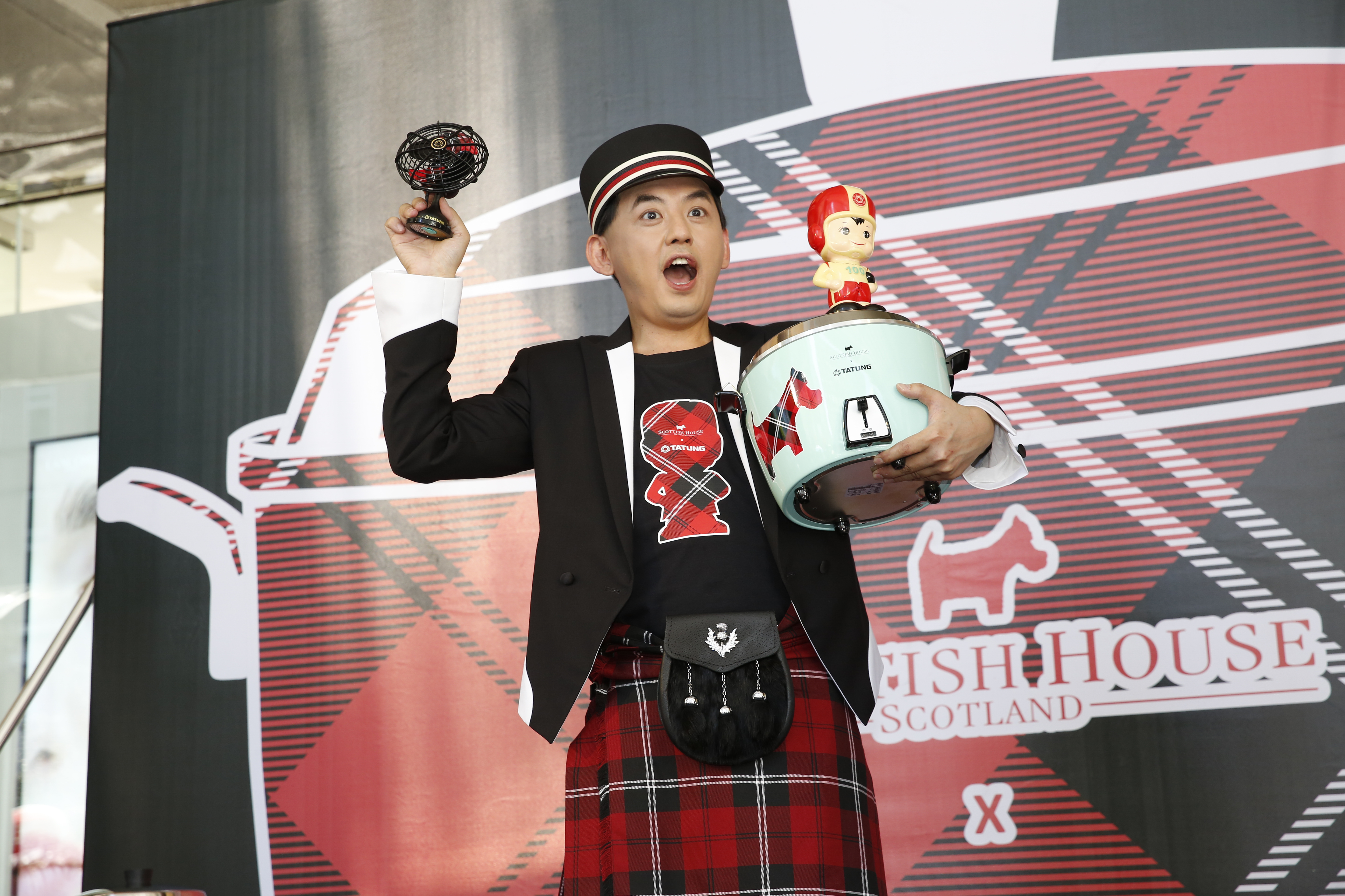 黃子佼今出席品牌活動。