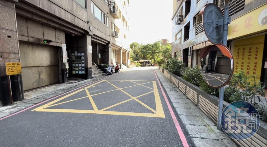 新北市淡水區文化路59巷內畫有黃線往，車輛行經要注意往來用路人。