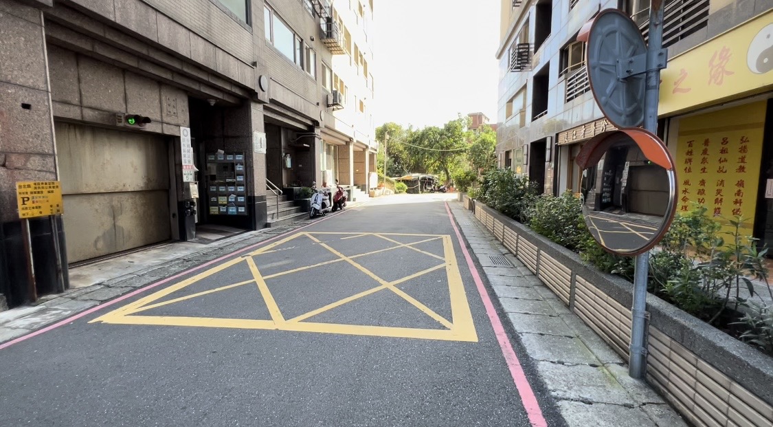 新北市淡水區文化路59巷內畫有黃線往，車輛行經要注意往來用路人。