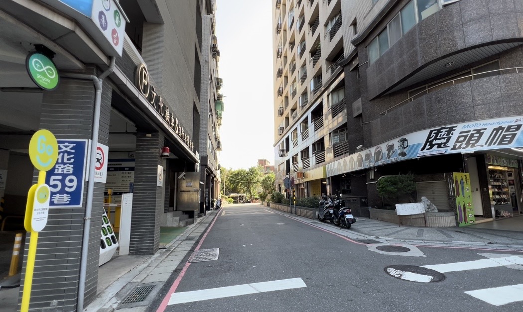 新北市淡水區文化路59巷，2邊都畫有紅線，維護用路人安全。