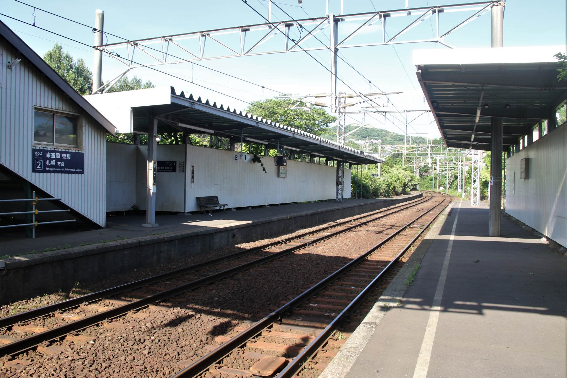 日本廣島縣東廣島市21日晚上，一對國中姊妹花在鐵軌上相擁，遭行經的列車撞死。（示意圖，與本事件無關，photoAC）