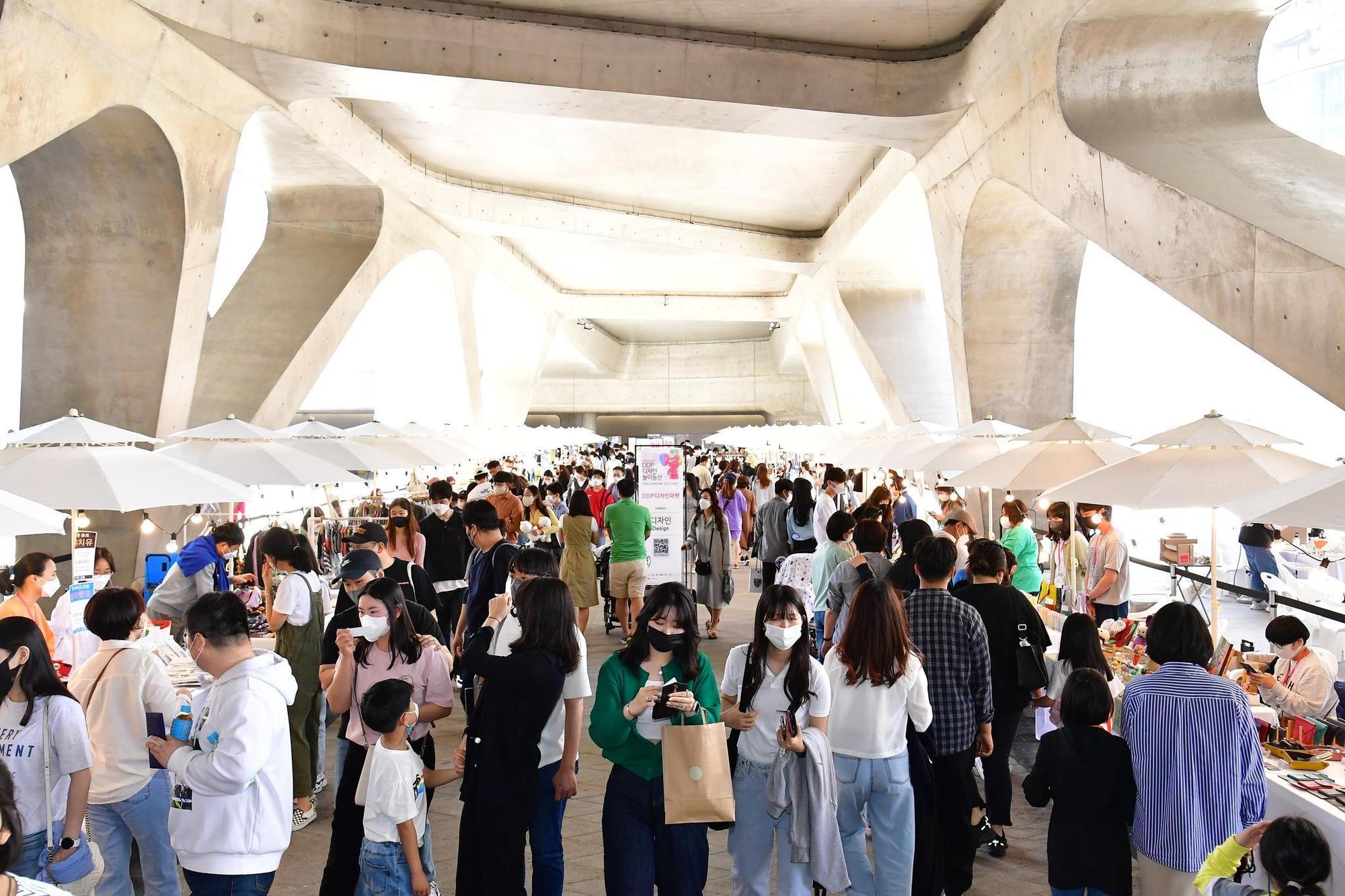 南韓政府今(23日)宣布戶外戴口罩的命令將在下週一(26日)正式解除。(示意圖,翻攝自首爾市政府臉書)