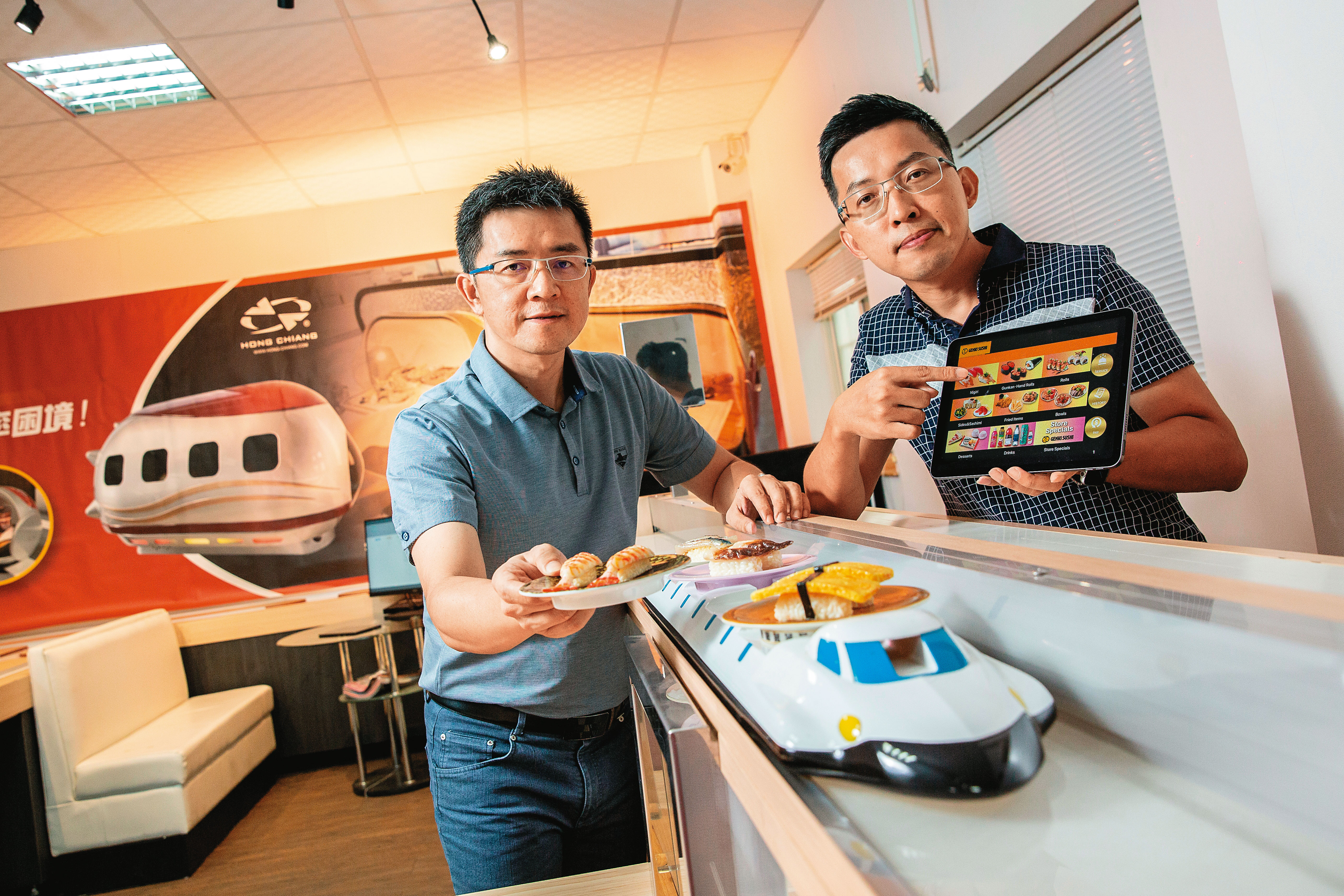 羅匡臣（左）與弟弟羅匡毅（右）合力將自動化軌道送餐系統做到世界前三大，且功能都是獨一無二。
