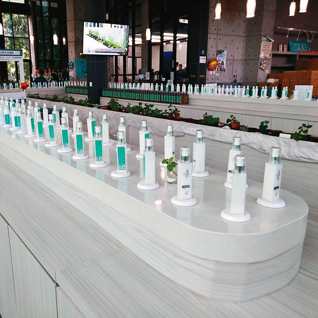 鴻匠的磁力式動態展示台可應用於各種領域,例如美妝保養品,且軌道為隱藏式,視覺上更簡潔。(翻攝鴻匠官網)