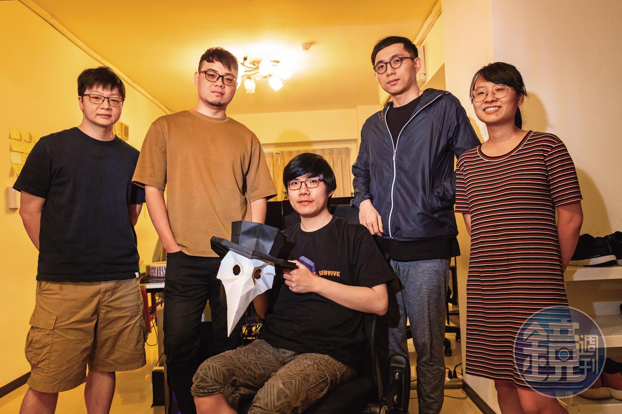 極度邊緣由7人組成,採訪時5人於工作室趕製遊戲更新,中為製作人李沐恩。