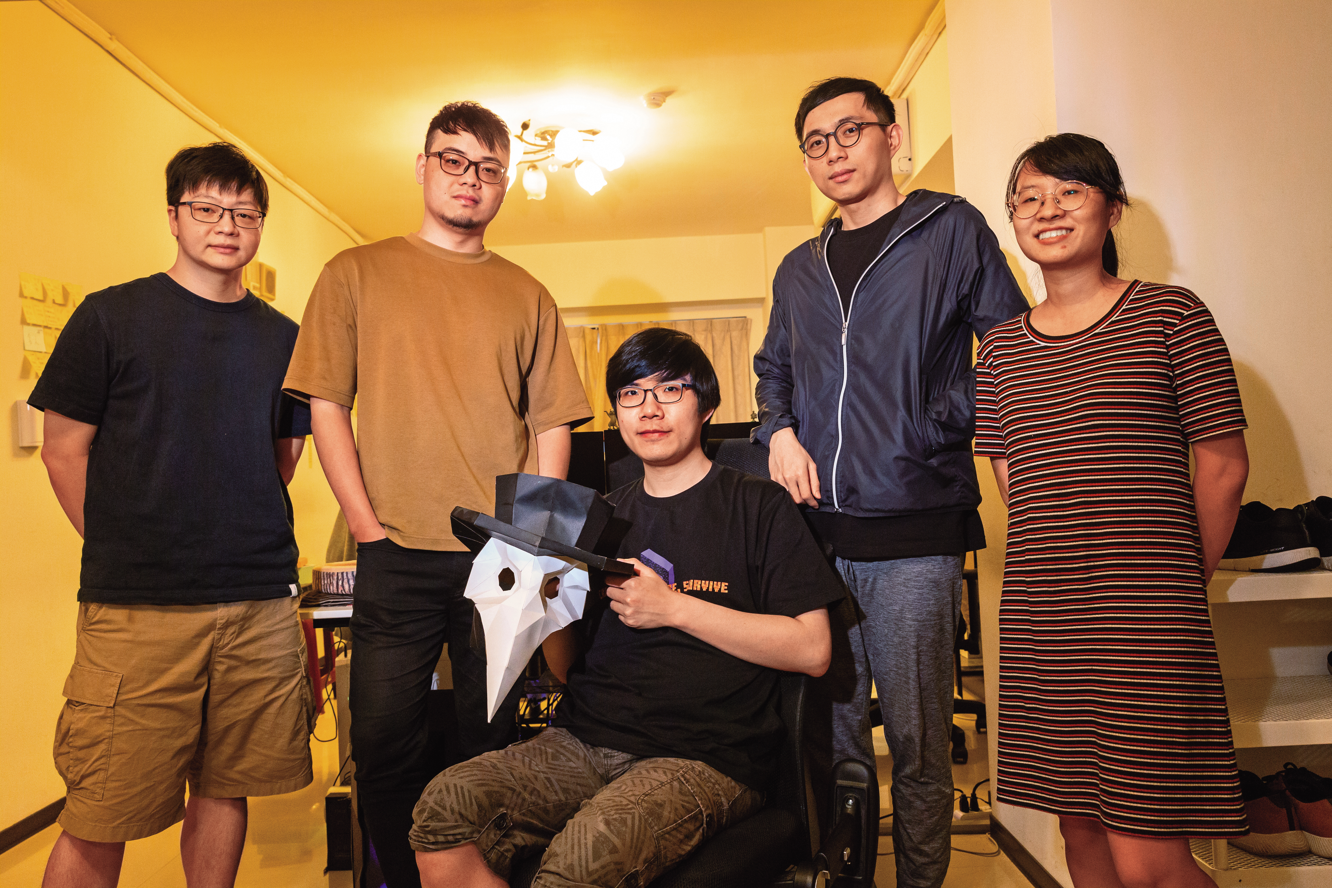 極度邊緣由7人組成,採訪時5人於工作室趕製遊戲更新,中為製作人李沐恩。