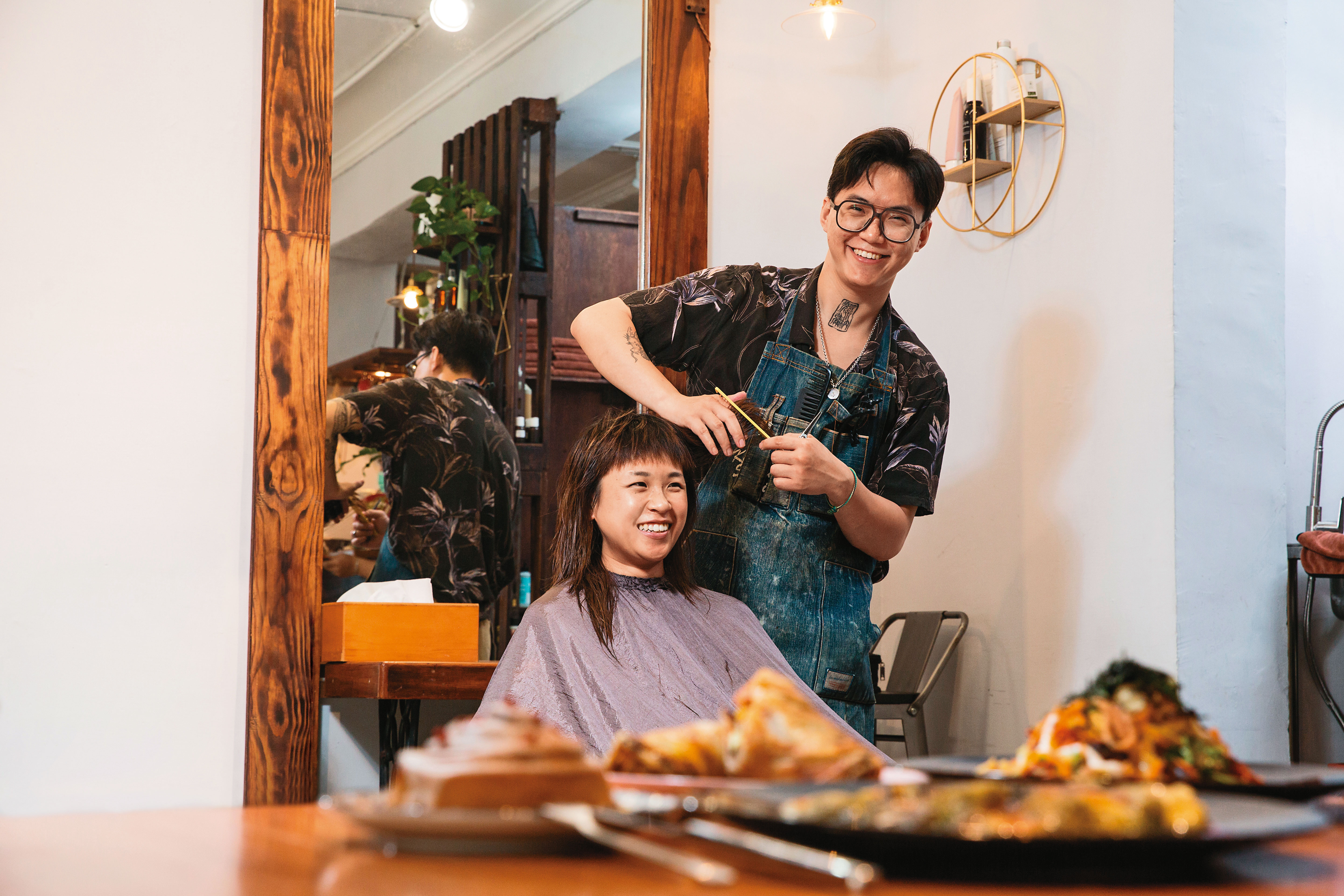 髮型設計師林柏辰（右）一出生就吃素，開設台灣第一家複合式素食髮廊，提供包括美髮、純素餐飲服務。
