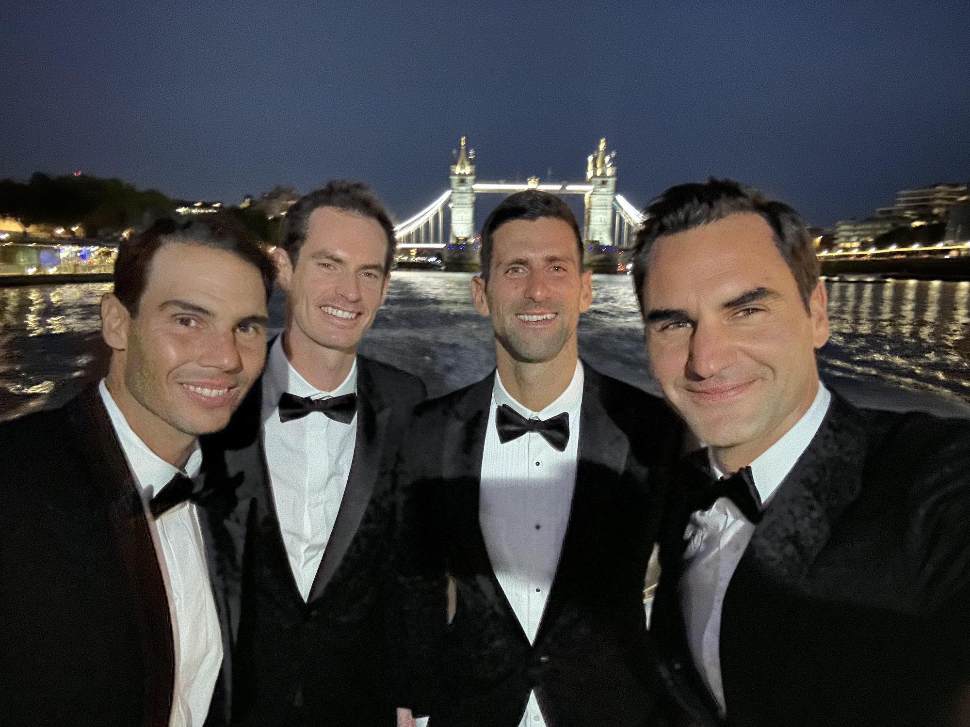 費德勒(右起)、喬科維奇、莫瑞、納達爾,「網壇BIG4」合體自拍。(翻攝Roger Federer IG)