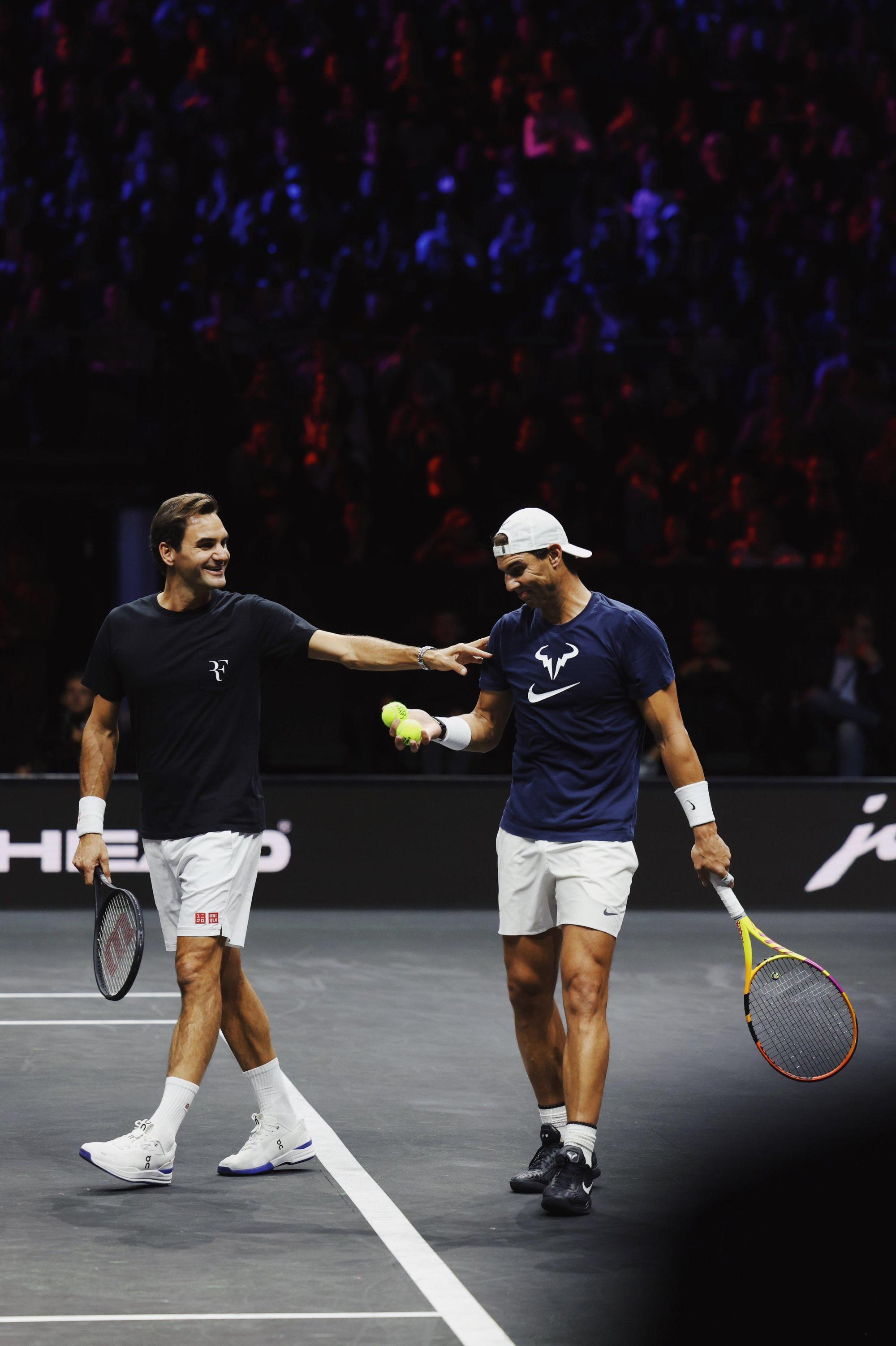 費德勒(左)和納拿爾「Fedal」兩位當代傳奇合體打雙打。(翻攝Roger Federer推特)