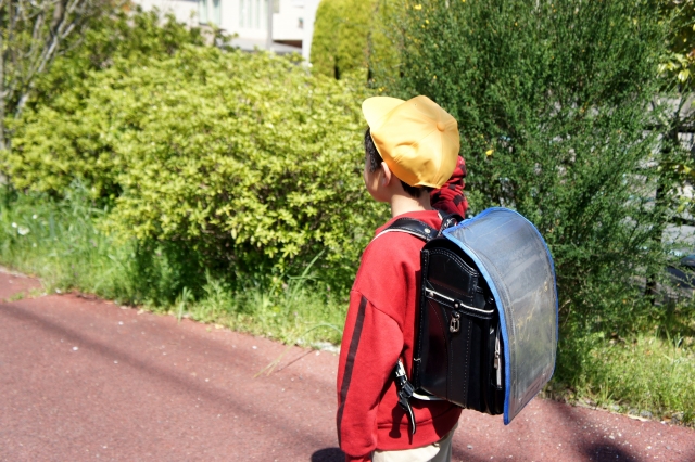 家長打開自家小孩書包常發現一些荒唐東西，讓人好氣又好笑。（示意圖，翻攝自Photo AC）