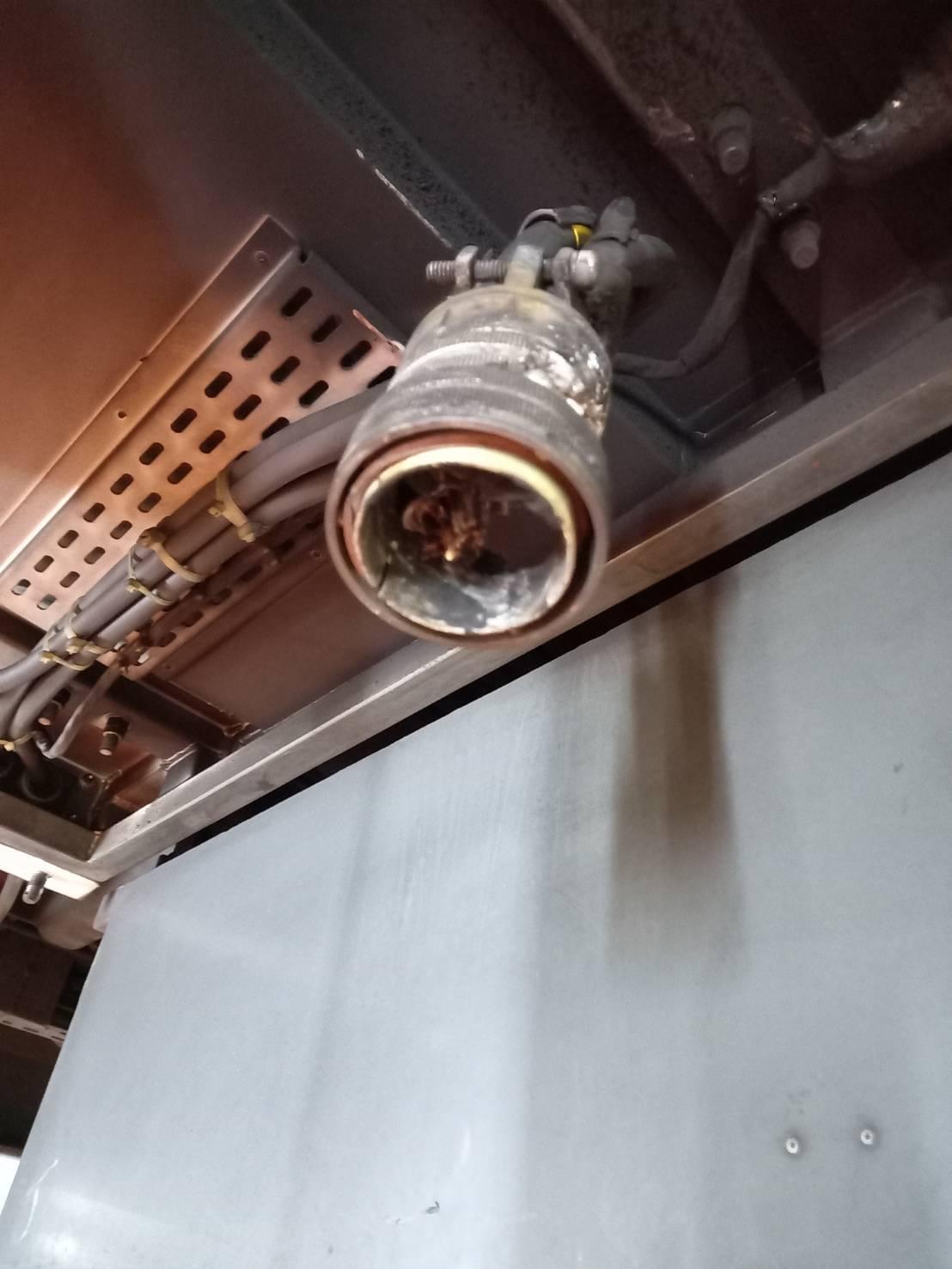 維修人員初步檢視，列車無法自動行駛的原因為輔助電力設備異常。（北捷提供）