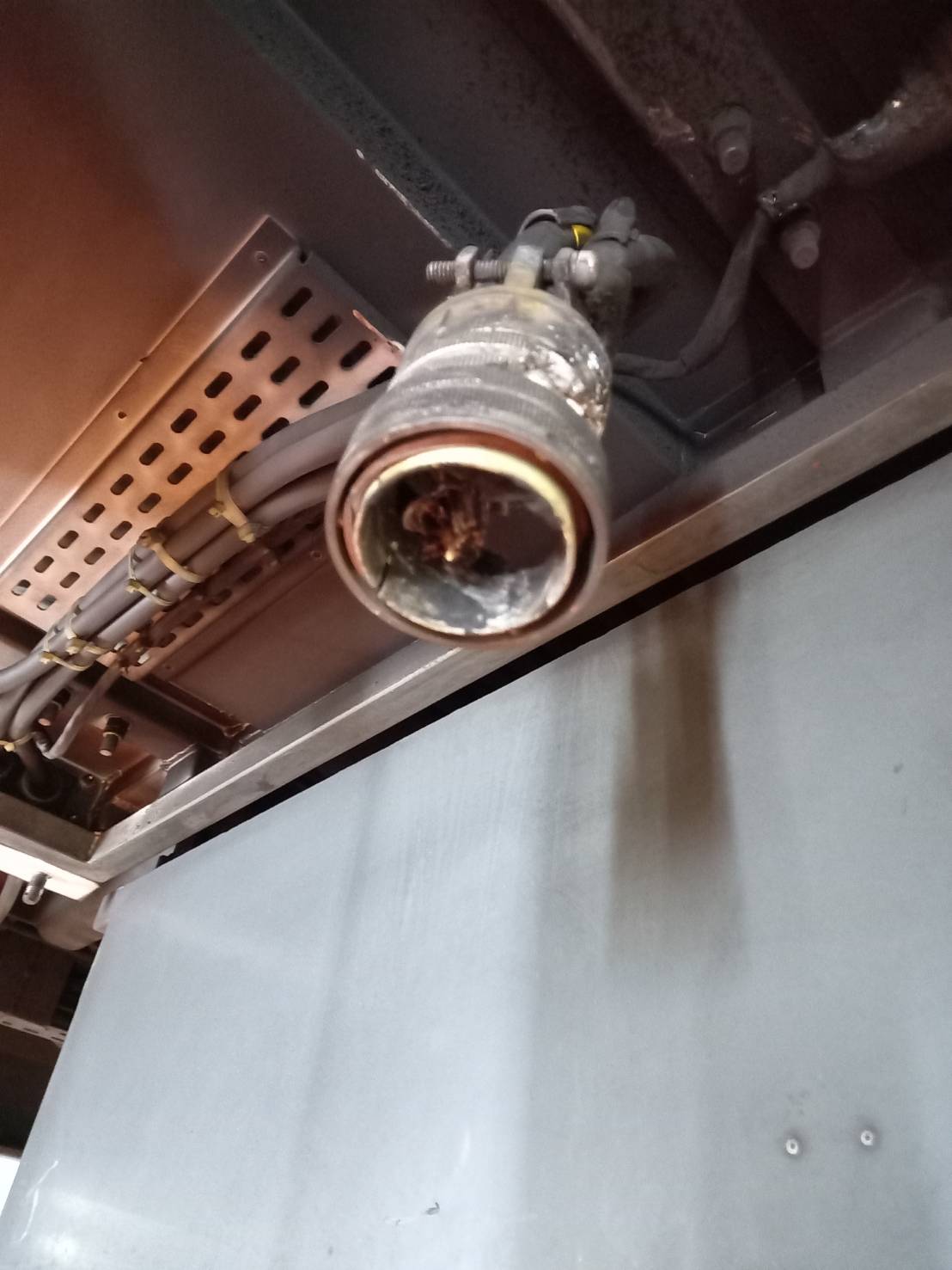 維修人員初步檢視，列車無法自動行駛的原因為輔助電力設備異常。（北捷提供）