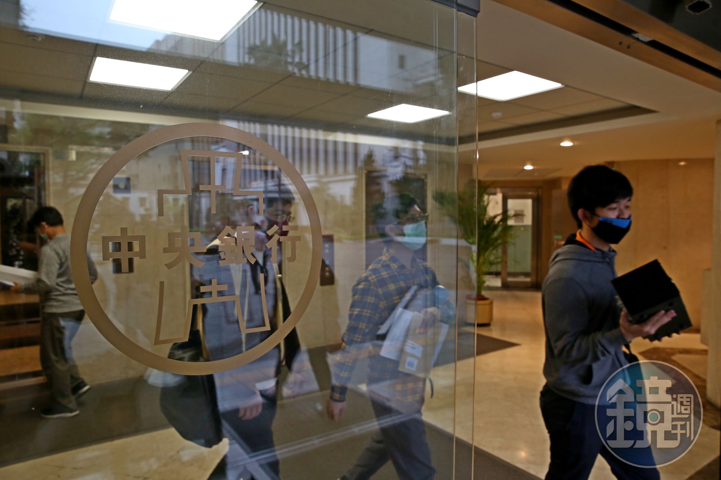 考量升息加重借貸資金成本及貸款族的還款壓力，多項政策性優惠貸款補貼利息至年底。