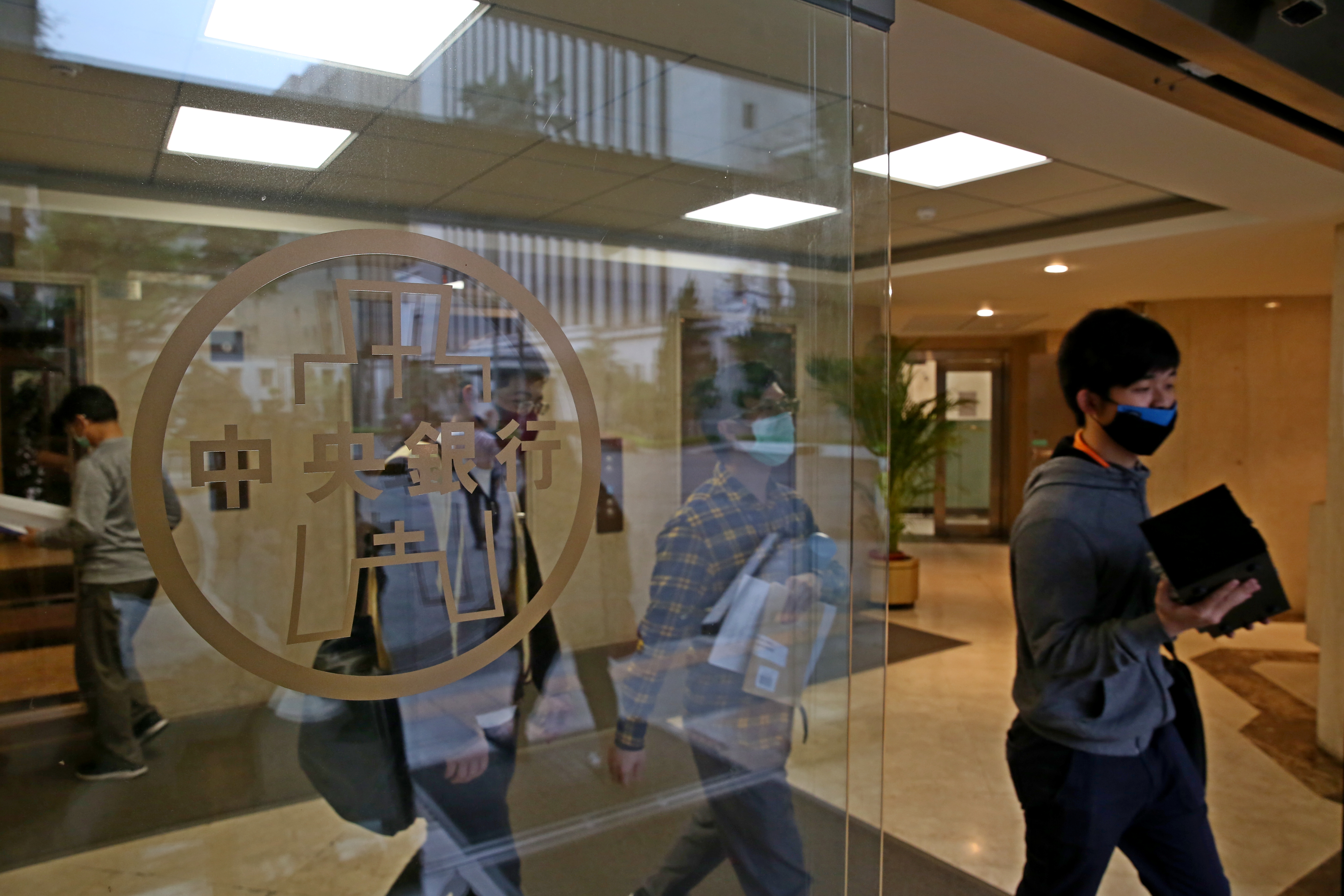 考量升息加重借貸資金成本及貸款族的還款壓力，多項政策性優惠貸款補貼利息至年底。