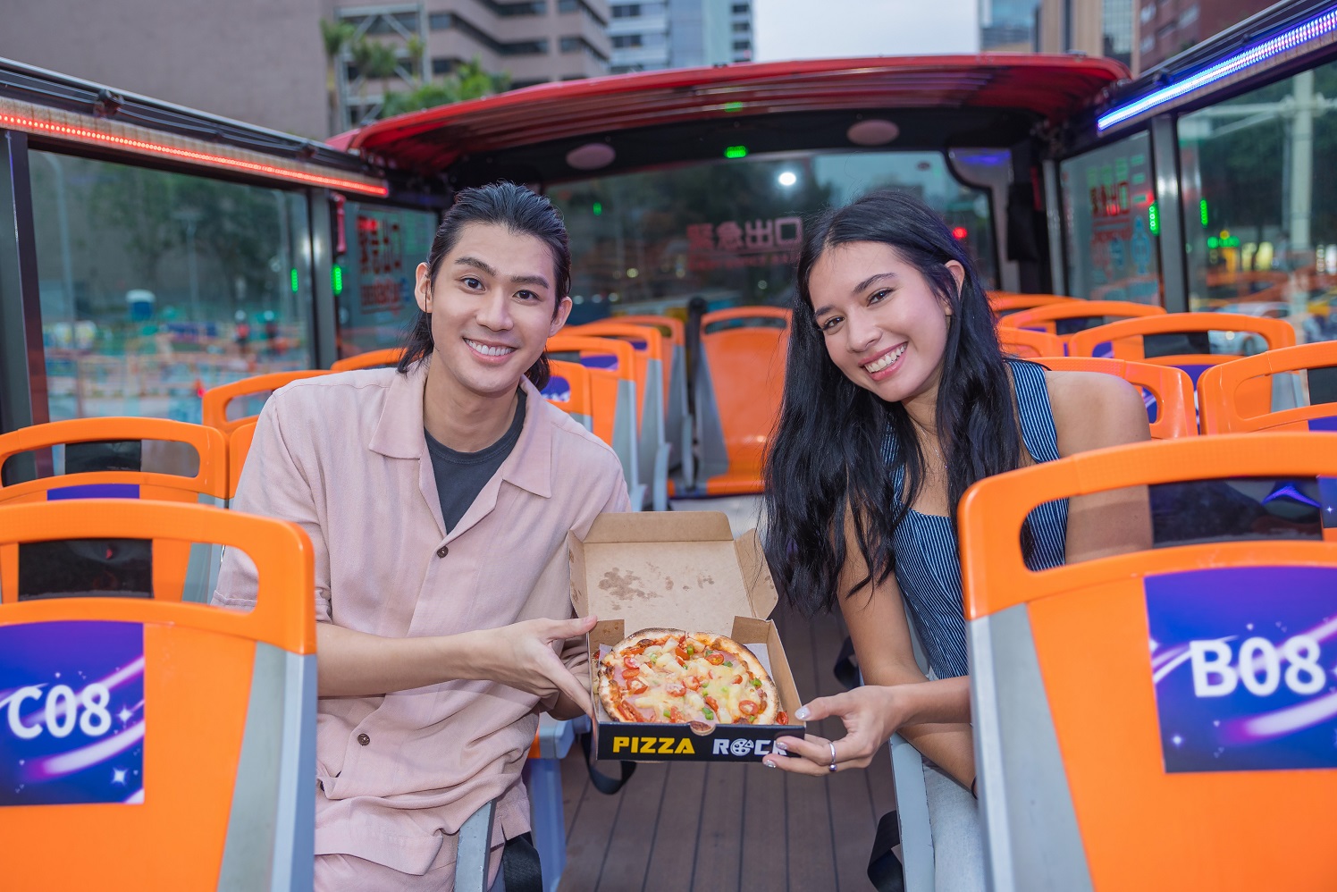 「義泰混血甜心」瓦倫緹娜遊覽台北，李玉璽當導遊意外發現共通點。（華納音樂國外部）