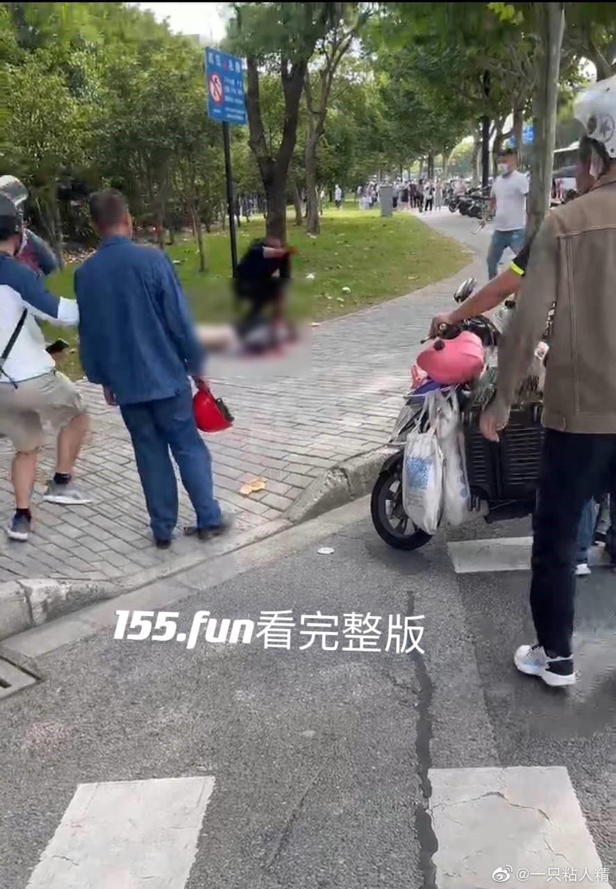 許多見義勇為人士,但狠男太過凶殘,大家不知該如何是好。(翻自《黑料不打烊》)