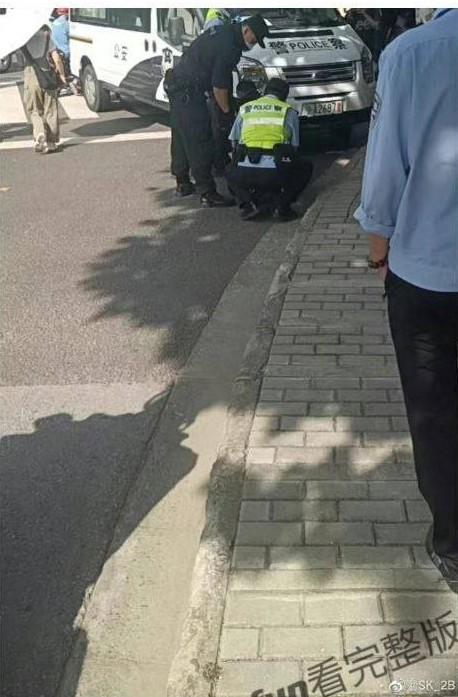 警方抵達現場處理。(翻自《黑料不打烊》)