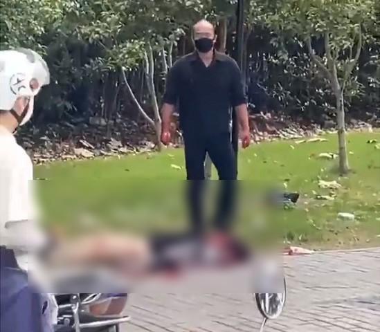 女子不只被割喉,還下身赤裸。(翻自《黑料不打烊》)