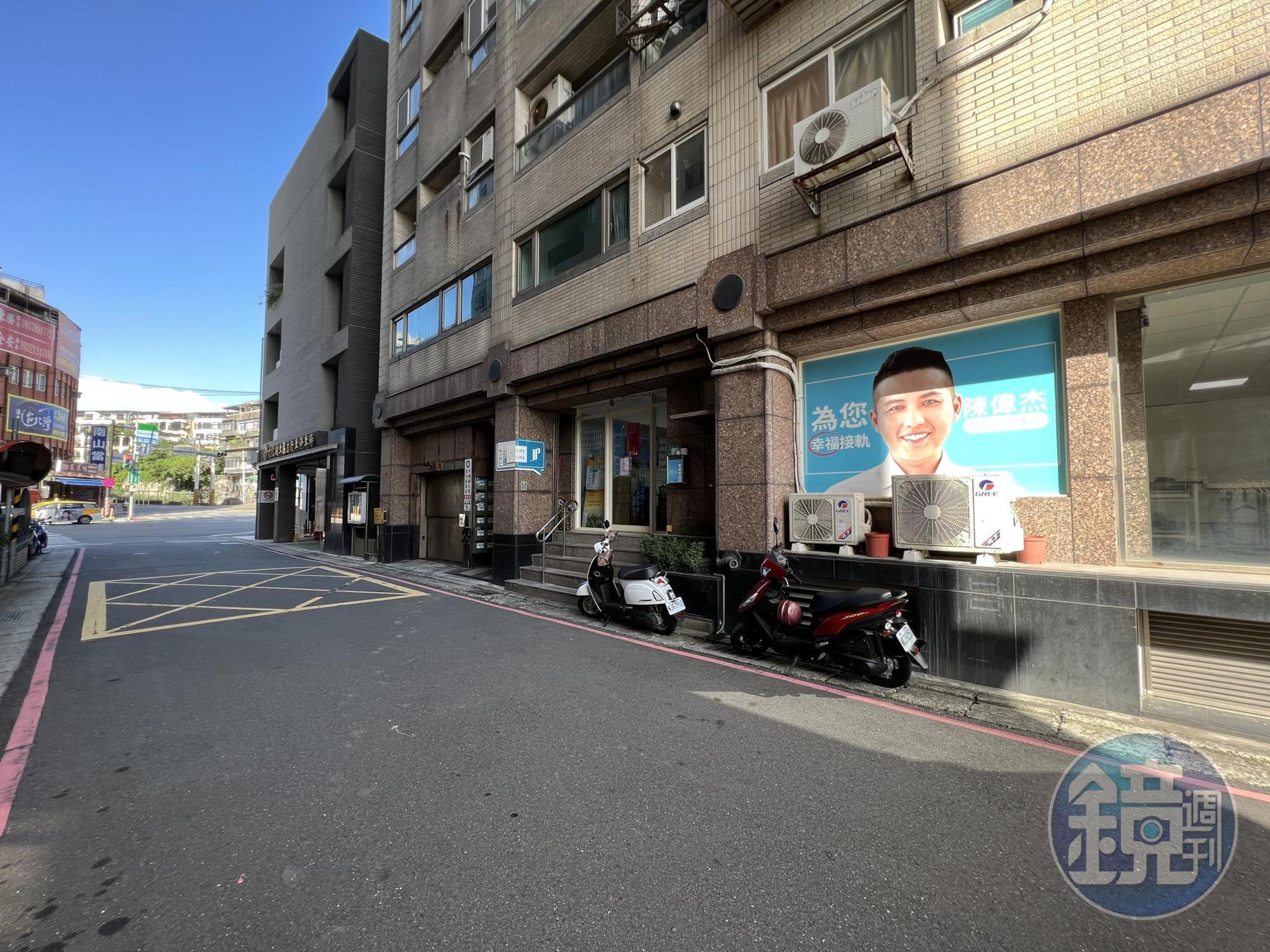 新北市議員陳偉杰被爆料紅線違停現場。